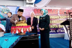 Walikota Bengkulu didampingi wakil walikota serta Direktur RSUD Kota Bengkulu melakukan potong tumpeng