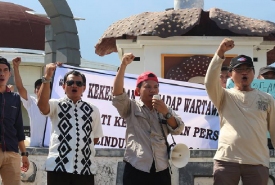 Para Jurnalis dari Berbagai Media Menggelar Aksi di Tugu Pers Kota Bengkulu