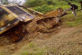 Kondisi alat berat bulldozer jenis caterpillar D6G milik Dinas PU Seluma saat tergelincir