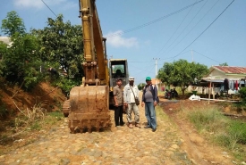 Warga menyandera alat berat milik PT CBS