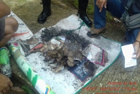 Al Quran dan beberapa buku yang dibakar di Masjid Al Ikhlas