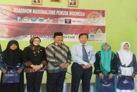 Mengenakan kacamata, Anggota MPR RI Anarulita Muqtar saat meyempatkan diri berfoto dengan panitia dan siswa