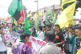 Mahasiswa Aksi di Depan Gedung DPRD