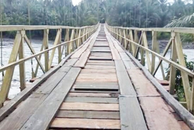 Jembatan gantung Air Selepa diperbaiki warga dan anggota polisi