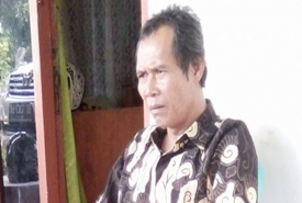 Bell Rahmat Sekretaris FPKBS Saat Konfreai Pers Dirumahnya Tentang Mutasi Eselon III dan IV