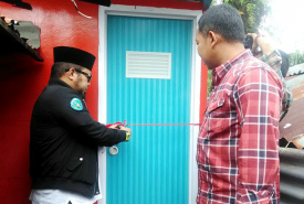 Walikota Helmi Hasan memotong pita simbol pemberian bantuan toilet ke Warga Teluk Sepang