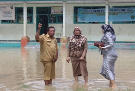 Plt Kepala Disdikbud Kota Tinjau Langsung SDN 89 Kota yang Terkena Banjir