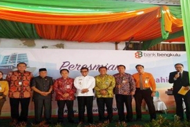 Direktur Utama Bank Bengkulu Berfoto Usai Meresmikan KCP Kepahiang