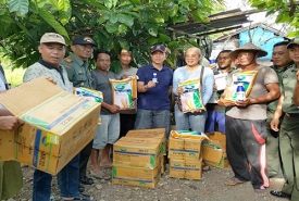 Wabub Bengkulu Selatan menyerahan secara simbolis alat bantu petani