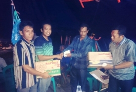 Wahyu Manuma Utama saat serahkan bantuan