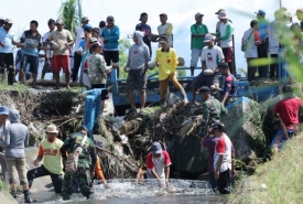 Gotong Royong Pemasangan Bronjong