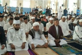 Walikota Bengkulu Helmi Hasan menunaikan salat Idul Fitri 1438 H di Masjid At- Taqwa