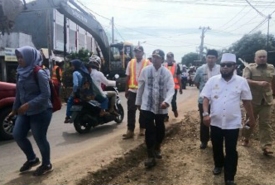 Walikota Bengkulu Helmi Hasan bersama rombongan memantau pembangunan jalan dan drainase di sejumlah titik dalam Kota