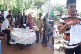 Warag memperlihatkan berkas laporan sebelum menemui Bupati Dirwan Mahmud.
