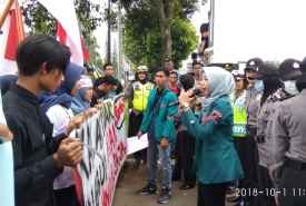 Demo Serbu di depan kantor Bupati Bengkulu Utara