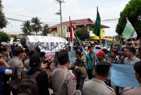 Demo HMI di depan Kantor DPRD Provinsi Bengkulu yang berakhir ricuh