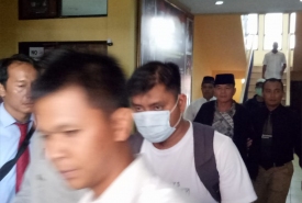 Dirwan Mahmud usai menjalani pemeriksaan di Mapolda Bengkulu untuk kemudian diberangkatkan ke Jakarta oleh KPK