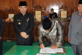 Bupati Hijazi, Ketua DPRD M. Ali, dan Waka II DPRD Rejang Lebong Surya