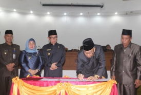 Bupati Kepahiang saat menandatangani hasil paripurna