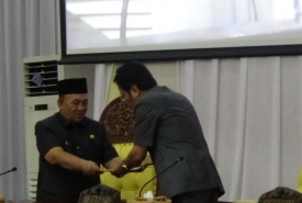 Sekretaris Daerah Novian Andusti saat menyampaikan jawaban Gubernur Bengkulu terhadap pandangan umum fraksi-fraksi atas 2 raperda