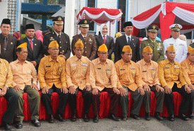 Wakil Walikota Bengkulu Patriana Sosialinda berfoto bersama dengan jajaran SKPD Kota dan Veteran