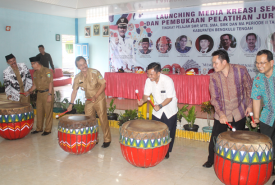 Bupati Ferry Ramli didampingi Kapolsek Pondok Kelapa Iptu Radian Andi P, Ketua GAPKI Cabang Bengkulu John Irwansyah Siregar, Pemred Rb Zacky Antony, Kepala Dinas Dikbud Meizuar, menabuh dol sebagai simbolis pembukaan Pelatihan Jurnalistik