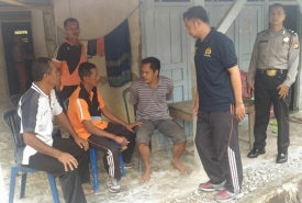 Firman yang mengenakan celana pendek diringkus anggota Polsek Pino Raya