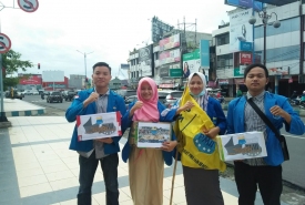 Aktivis PMII Bengkulu melakukan aksi penggalangan dana untuk korban tsunami