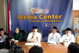 Plt Gubernur Bengkulu Rohidin Mersyah saat menggelar konferensi pers terkait hadirnya Ustadz Abdul Somad di Bengkulu pada 5 November 2018 nanti