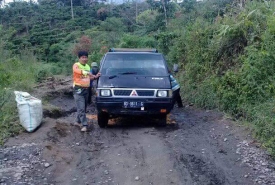 Salah satu jalan rusak yang dituntut warga Renag Kurung untuk segera diperbaiki