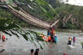 Jembatan gantung putus (Foto : Rmolbengkulu)