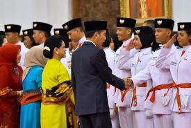Presiden Jokowi dengan Perdana Menteri Jepang Shinzo Abe di sela rangkaian pertemuan ASEAN di Suntec Convention Centre, Singapura