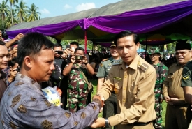 Penyerahan bantuan Alat olah Raga kepasa masyarakat