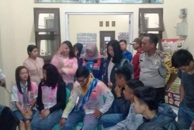 Sejumlah wartawan online melakukan penggalangan bantuan untuk korban terdampak gempa di Kabupaten Kaur