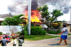 Suasana rumah milik Dahlan, warga Kota Bengkulu yang berada di Kabupaten Kaur saat dilalap api