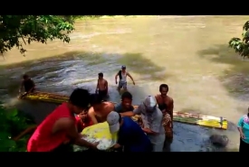 Tim pencarian bersama masyarakat setempat mengevakuasi jenazah warga Kepahiang yang terseret arus sungai Jum'at lalu, pada Minggu (9/12/18)