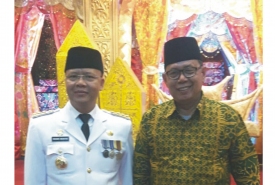 Gubernur Bengkulu Rohidin Mersyah bersama Ketua PWNU Bengkulu Dr Zulkarnain Dali usai dilantik di Istana Negara Jakarta, Senin (10/12/2018)