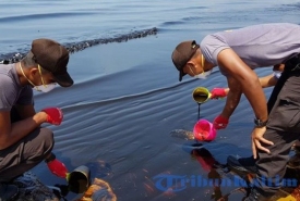 Sebanyak 259 aparat keamanan dikerahkan membersihkan tumpahan minyak di sepanjang Pantai Monpera hingga Pelabuhan Semayang, Senin (2/4/2018).(Tribunkaltim.co/Muhammad Fachri Ramadhani)