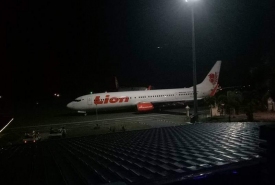 Pesawat Lion Air yang diduga sayapnya menyenggol tiang di kawasan Bandara Fatmawati Soekarno