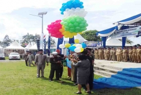 Walikota Bengkulu, Helmi Hasan, SE melepaskan balon sebagai tanda dimulainya kegiatan HUT Kota Bengkulu ke-298