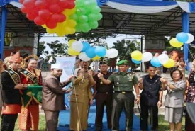 Walikota Bengkulu Helmi Hasan, SE Wakil Wali Kota Bengkulu Patriana Sosialinda bersama OPD dan FKPD melepaskan balon sebagai tanda dimulainya kegiatan HUT Kota Bengkulu ke-298