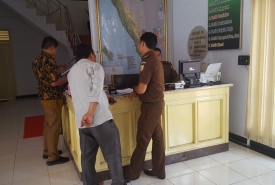 LSM mendatangi Kejaksaan Tinggi Bengkulu terkait perkembangan kasus dugaan korupsi di Bengkulu Tengah