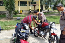 Polisi Mengecek Motor Pelajar