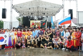 Dhol yang merupakan alat musik khas Bengkulu ini, jajal tampil bersama kesenian dari 4 negara, diantara kesenian dari Korea Selatan, Bulgaria, Rusia dan Bangladesh