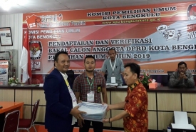 Ketua DPD Partai Nasdem Kota Bengkulu Ronny Tobing saat mendaftarkan bacalegnya ke KPU Kota Bengkulu