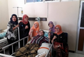 Almarhum Norman Soehardi saat dijenguk kerabatnya (Foto : Facebook)