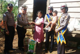 Personel Sat Lantas Polres Bengkulu Selatan menggelar kegiatan Bakti Sosial dan Menyambangi Fakir Miskin.