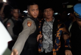 Dirwan Mahmud saat tiba di Mapolda Bengkulu untuk diperiksa oleh Penyidik KPK, Selasa (15/5/2018) malam