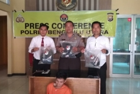 Polisi mengamankan HS sebagai tersangka penganiyaan dan pembunuhan terhadap bayi kandungnya sendiri