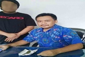 Pelaku DW, mengenakan kaos hitam oblong